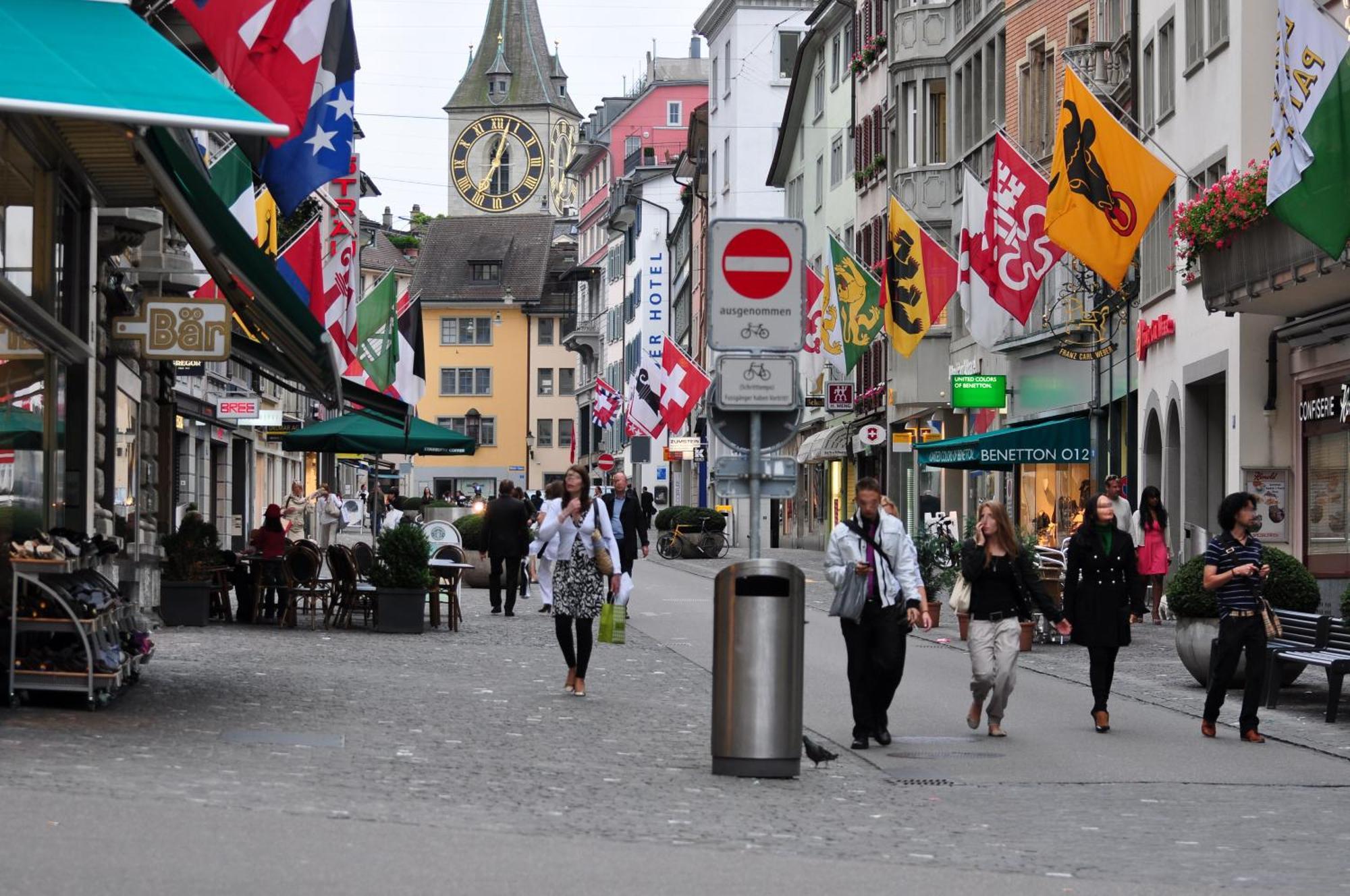 Pedestrian Area Close To Bahnhofstrasse Цюрих Екстер'єр фото